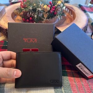 Tumi Black Leather bi fold wallet card Holder